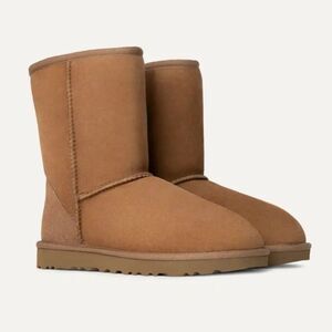 UGG woman’s Classic Short II boot | chestnut | size 9